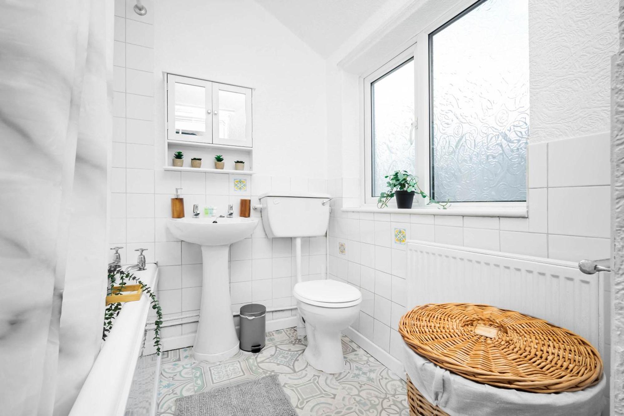 Stylish 3 Bedroom House - 6 Guests - Garden - Parking - Netflix - Wifi - 17M Birmingham Exterior photo